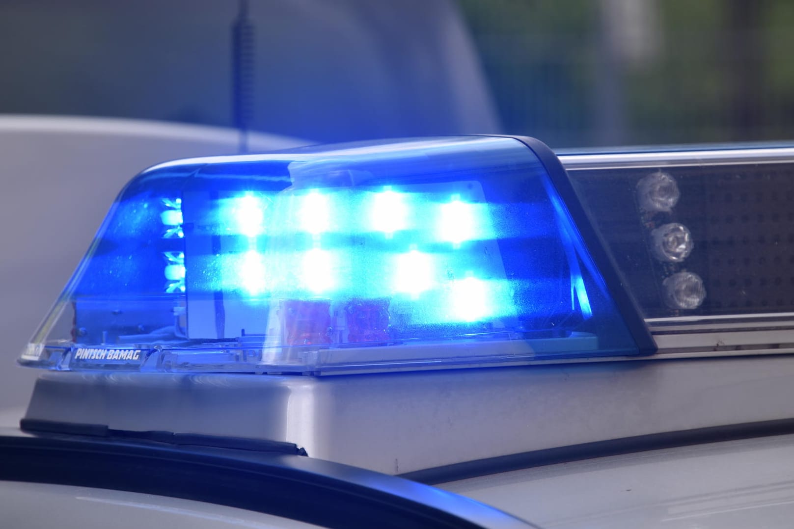 Polizei im Einsatz: Eine Frau kam von ihren Einkauf zurück und fand ihr eingezäuntes Auto vor. (Symbolbild)