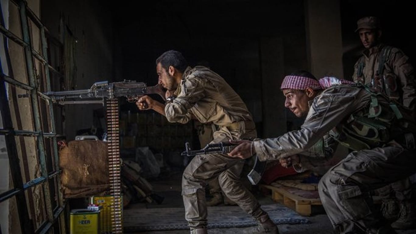 Syrische Truppen im Einsatz bei Al-Rakka: Das Bürgerkriegsland leitet jetzt die Genfer Abrüstungskonferenz.