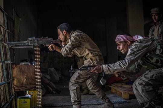 Syrische Truppen im Einsatz bei Al-Rakka: Das Bürgerkriegsland leitet jetzt die Genfer Abrüstungskonferenz.