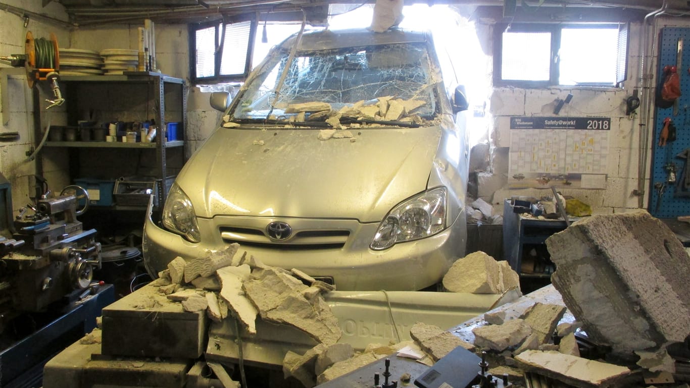 Der Toyota im Büro: Der Mitarbeiter hatte Glück und war zum Zeitpunkt des Vorfalls nicht an seinem Platz.