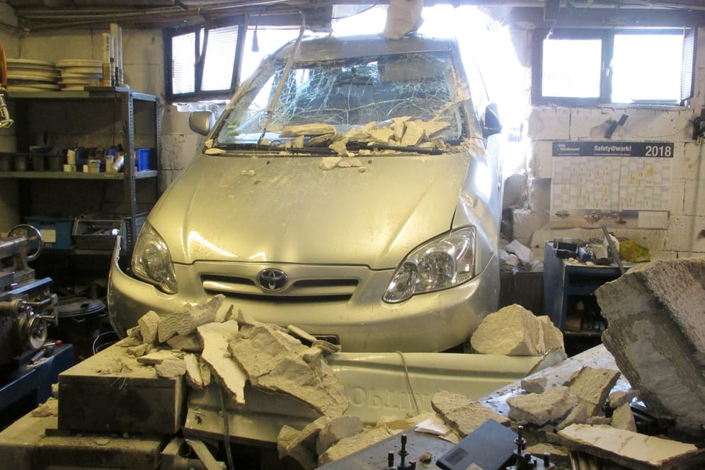 Der Toyota im Büro: Der Mitarbeiter hatte Glück und war zum Zeitpunkt des Vorfalls nicht an seinem Platz.