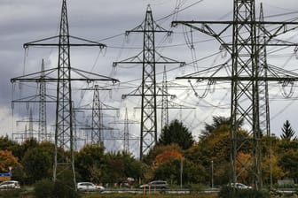 Strommasten: Die Befreiung von Netzentgelten bei viel verbrauchenden Unternehmen war laut EU nicht zulässig. (Symbolbild)