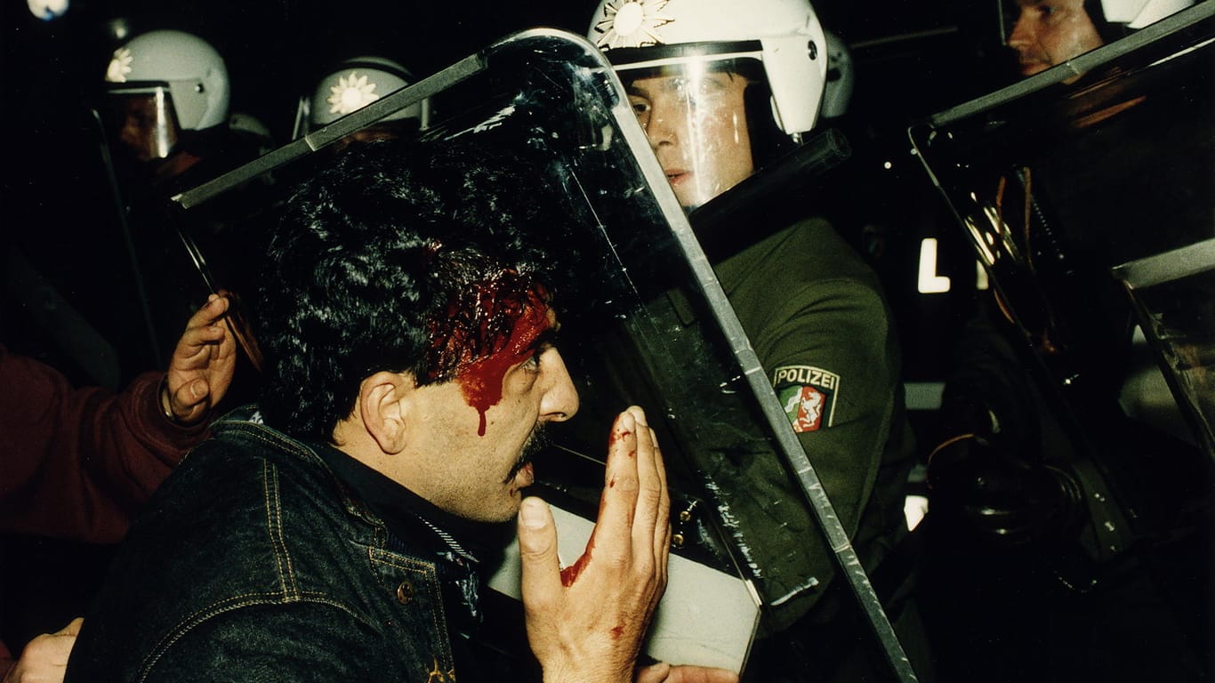 Ein blutender Demonstrant in Solingen: Nach dem Anschlag auf das Haus der Familie Genc kommt es dort zu Auseinandersetzungen zwischen Türken, Rechten und der Polizei.
