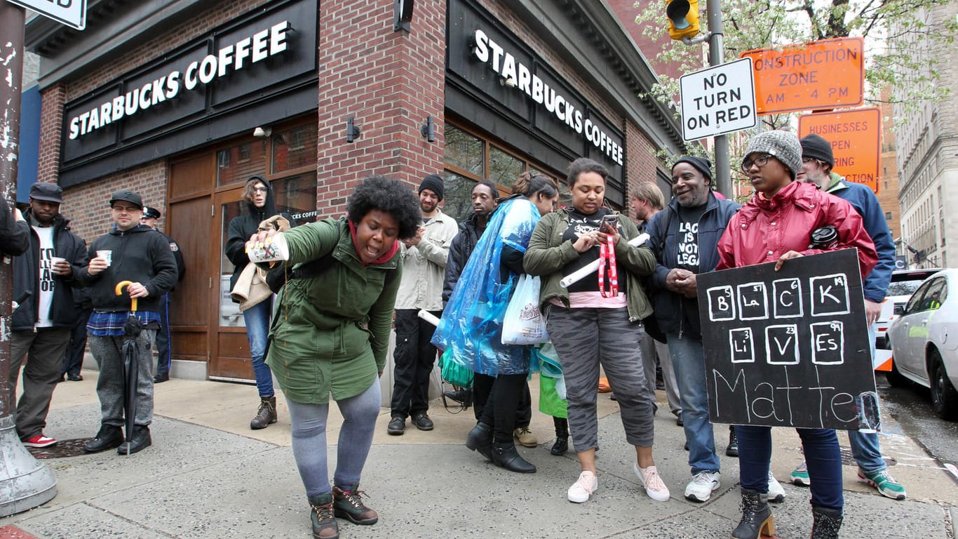 Proteste vor einer Starbucks-Filiale in den USA: Zwei Afroamerikaner hatten im Café zunächst nichts bestellt und wurden wegen Hausfriedensbruchs festgenommen.