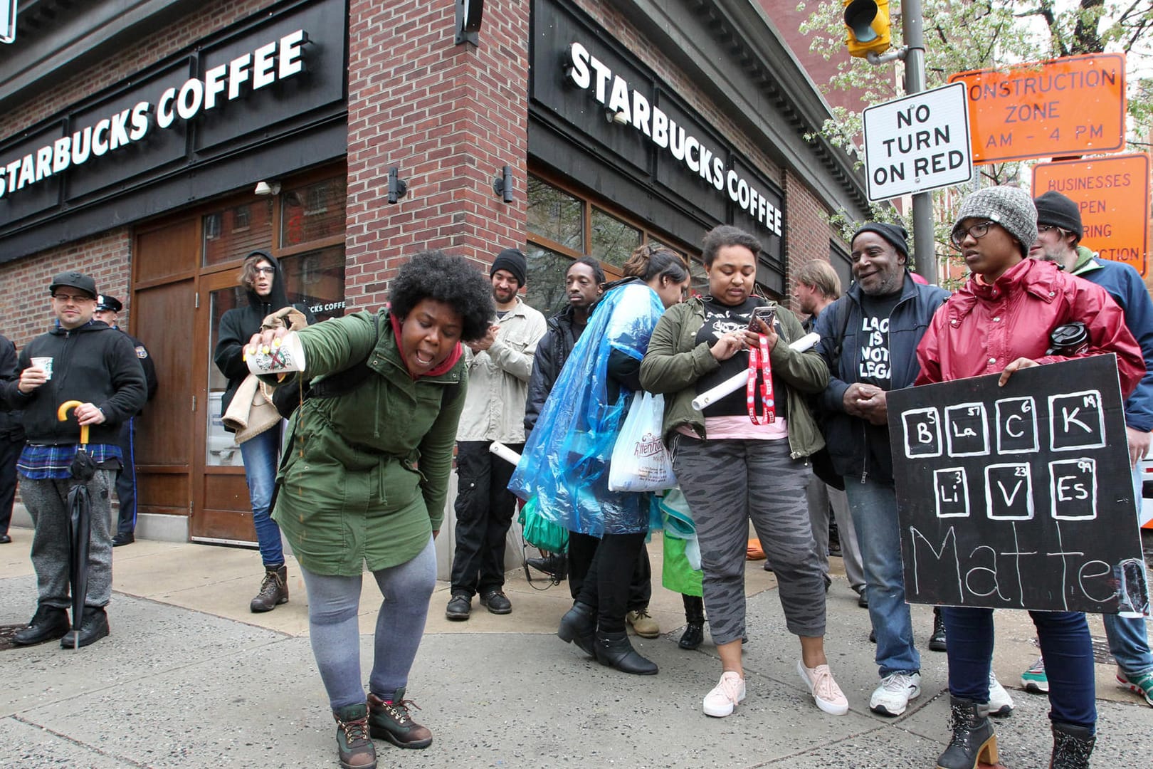 Proteste vor einer Starbucks-Filiale in den USA: Zwei Afroamerikaner hatten im Café zunächst nichts bestellt und wurden wegen Hausfriedensbruchs festgenommen.