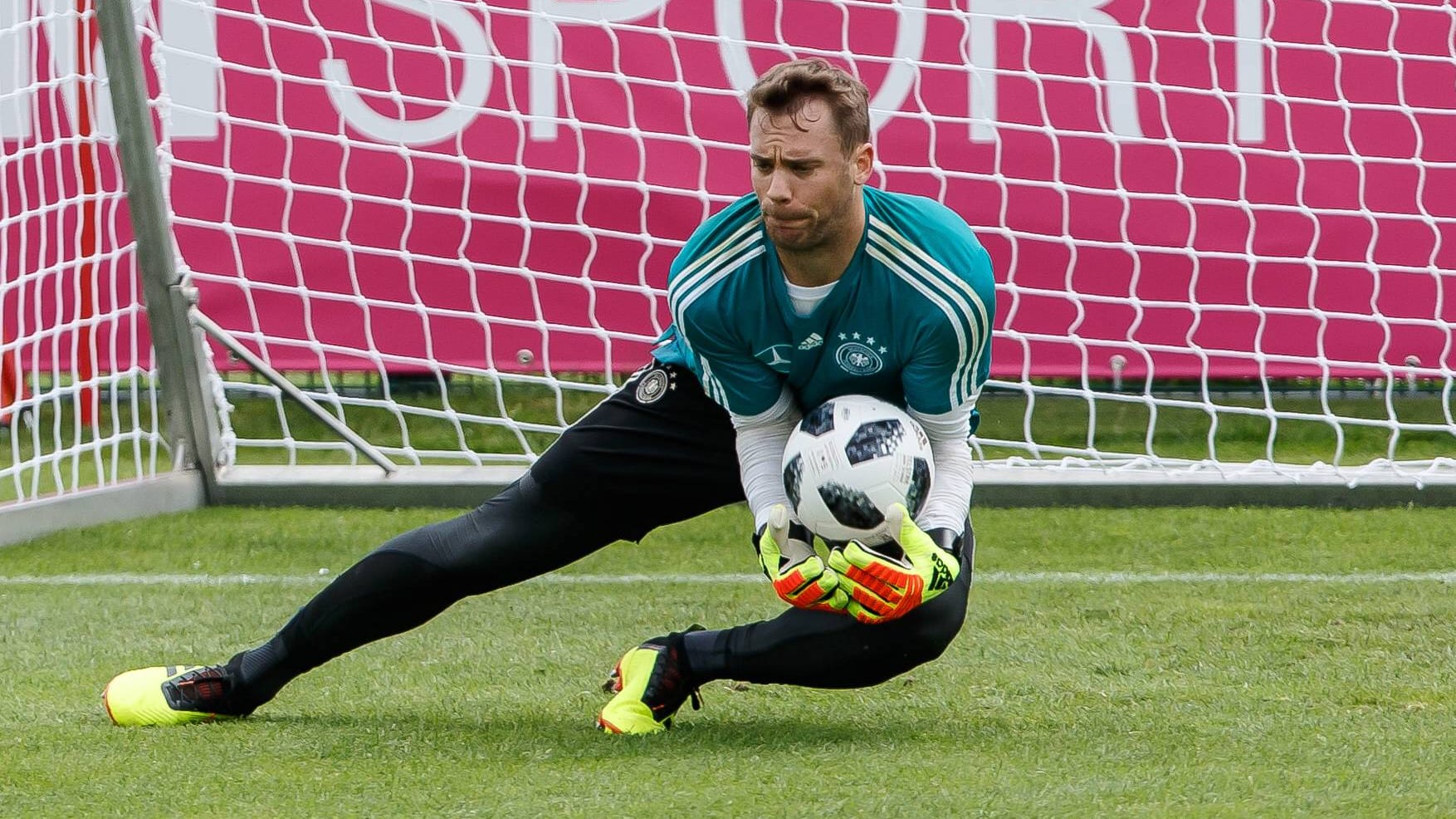 Manuel Neuer beim Training: Der deutsche Nationaltorwart kämpft nach langer Verletzungspause um seine WM-Teilnahme.