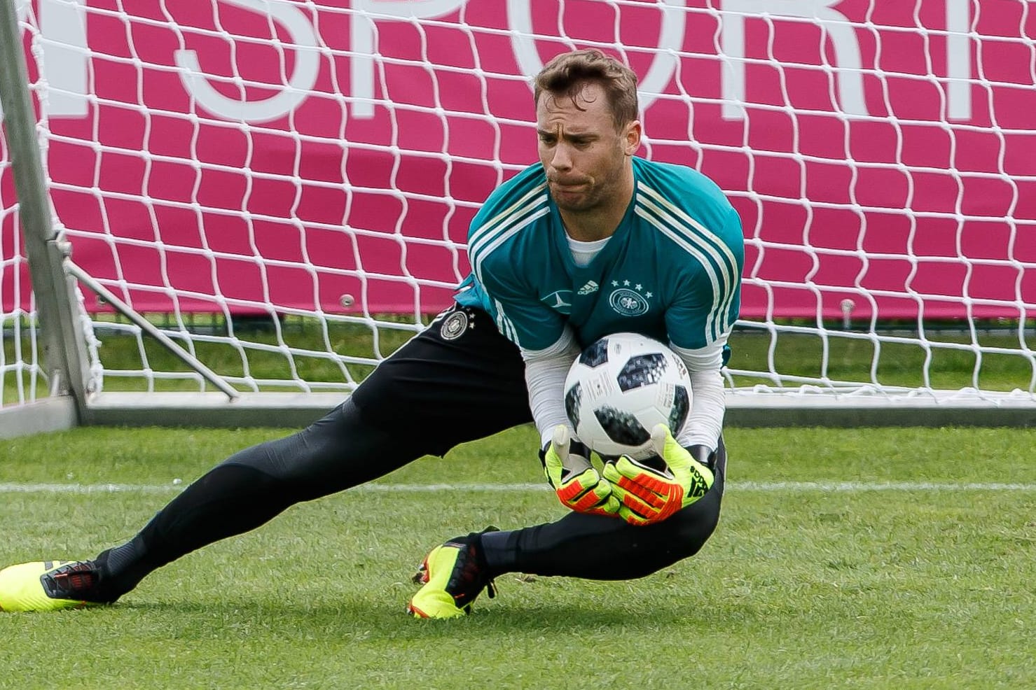 Manuel Neuer beim Training: Der deutsche Nationaltorwart kämpft nach langer Verletzungspause um seine WM-Teilnahme.