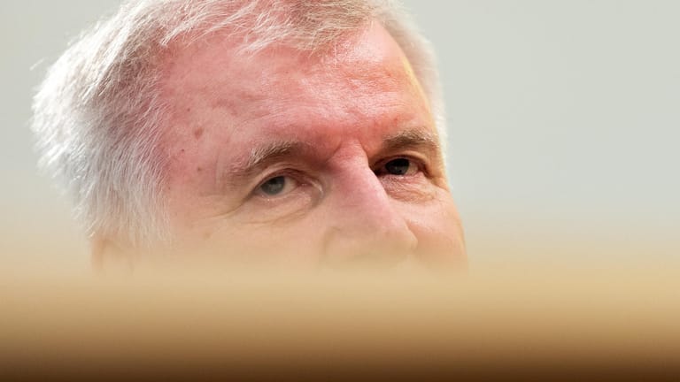 Horst Seehofer (CSU): Der Innenminister muss im Innenausschuss wegen der Bamf-Affäre Rede und Antwort stehen.