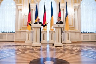 Bundespräsident Frank-Walter Steinmeier zusammen mit dem Präsident der Ukraine, Petro Poroschenko.