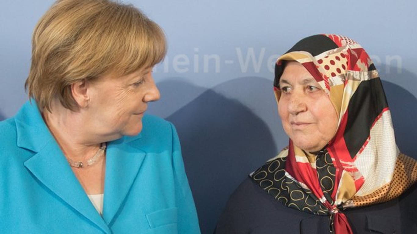 Angela Merkel und Mevlüde Genc, die Mutter, Großmutter und Tante der Opfer von Solingen.