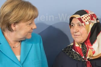 Angela Merkel und Mevlüde Genc, die Mutter, Großmutter und Tante der Opfer von Solingen.