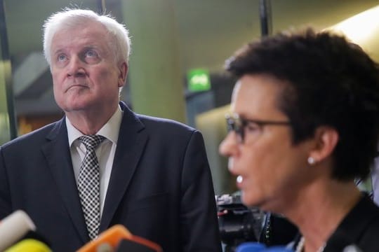 Horst Seehofer und Jutta Cordt treten nach einer Sondersitzung des Innenausschusses zur Bamf-Affäre vor die Presse.