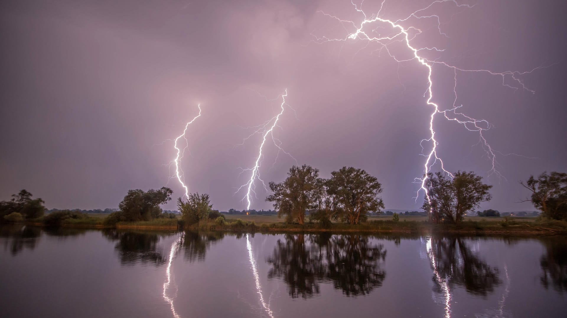 Blitze entladen sich während eines Gewitters bei Premnitz (Brandenburg): Angesichts der stabilen Wetterlage können Gewitter aktuell lange dauern und sehr viel Niederschlag abgeben.