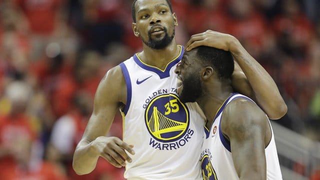 Kevin Durant (l) und Draymond Green freuen sich über den Finaleinzug.