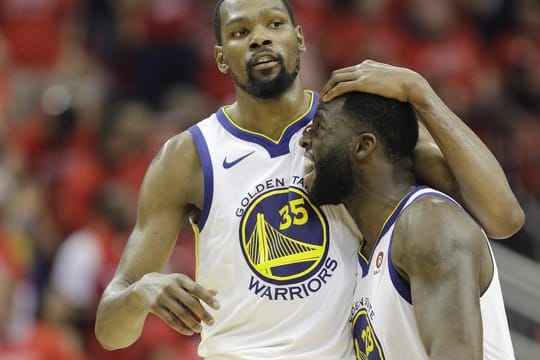 Kevin Durant (l) und Draymond Green freuen sich über den Finaleinzug.