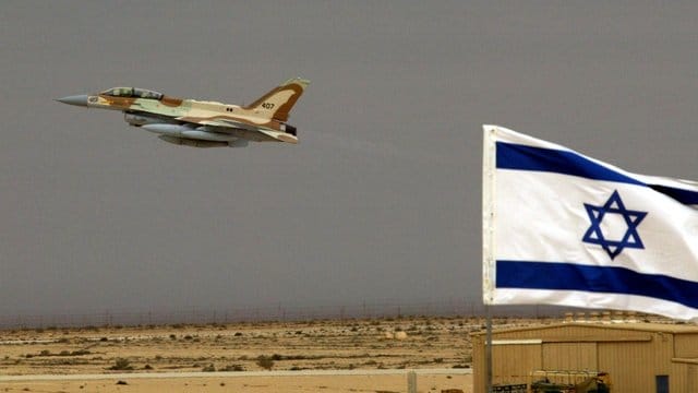 Kampfjet des Typs F-161 Sufra startet von dem Ramon Flugfeld in der Negev Wüste. Kampfjet des Typs F-161 Sufra startet von dem Ramon Flugfeld in der Negev Wüste.