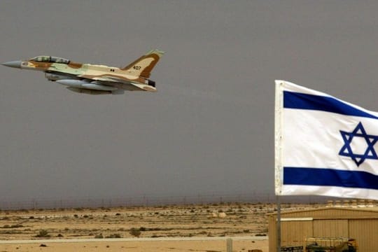 Kampfjet des Typs F-161 Sufra startet von dem Ramon Flugfeld in der Negev Wüste.