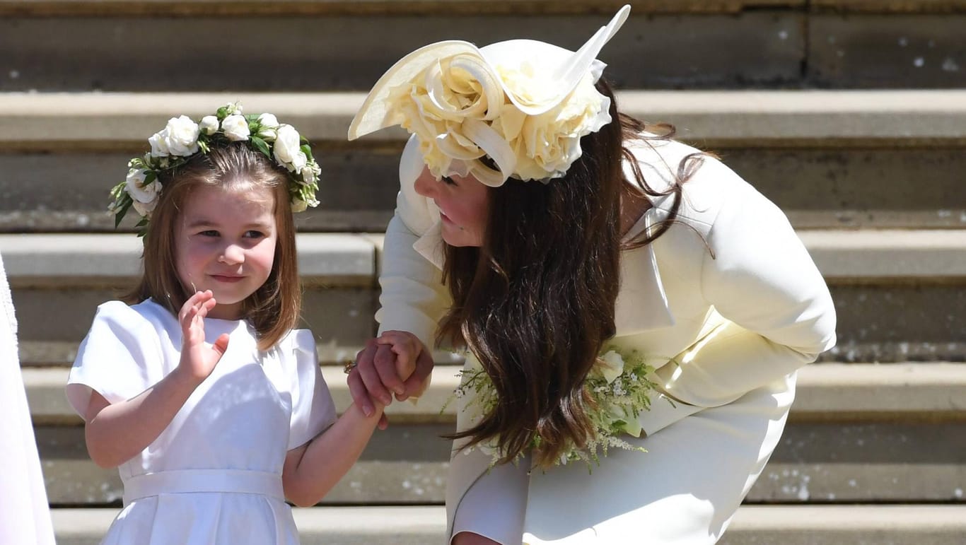 In ihrer Mutterrolle geht sie auf: Prinzessin Charlotte mit Mama Kate bei der Hochzeit von Harry und Meghan im Mai.