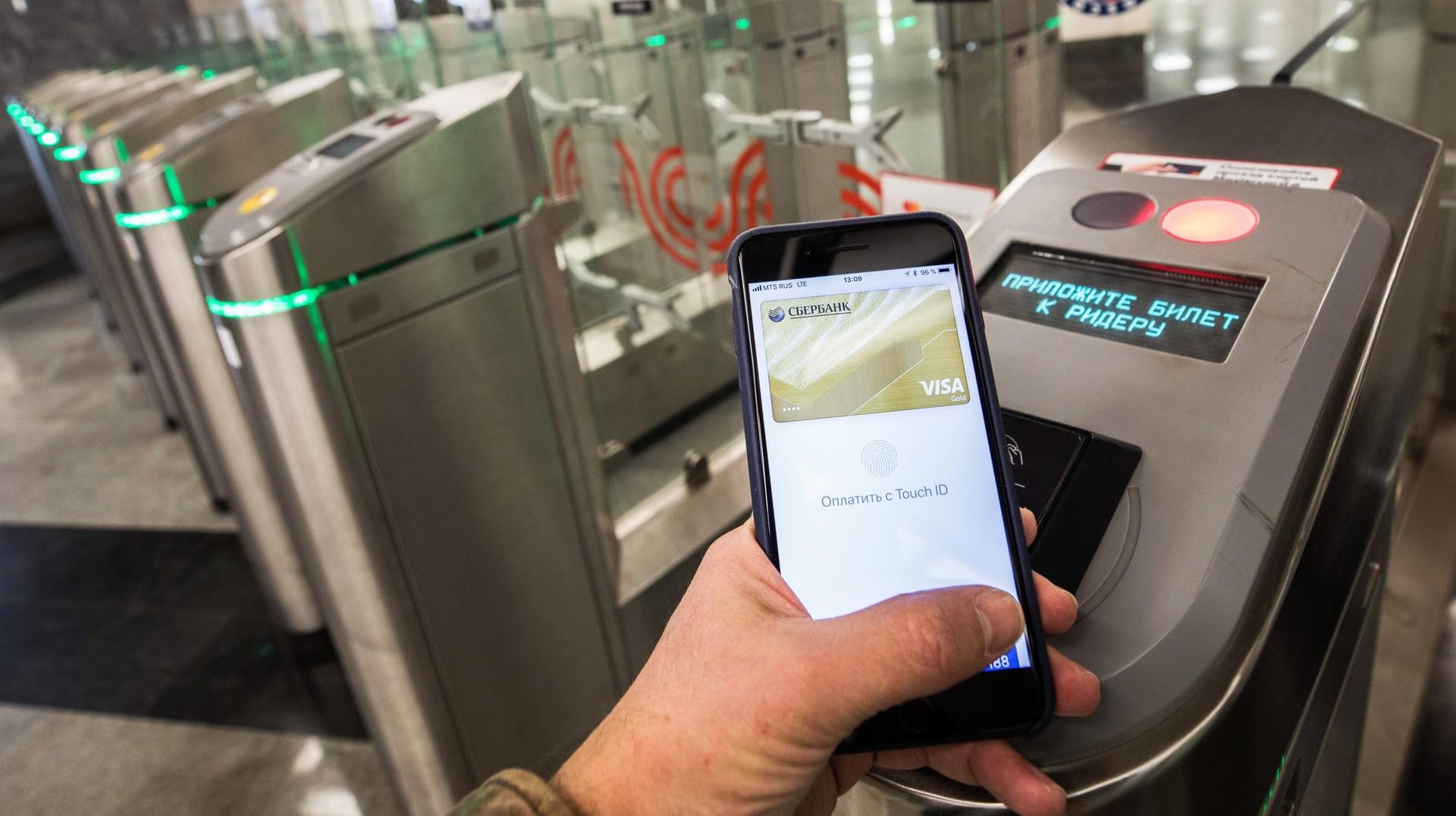 Apple Pay: Mobile Bezahlmöglichkeiten sind im Kommen. Dafür braucht man ein Smartphone mit NFC-Funktion. Apple Pay: Mobile Bezahlmöglichkeiten sind im Kommen. Dafür braucht man ein Smartphone mit NFC-Funktion.