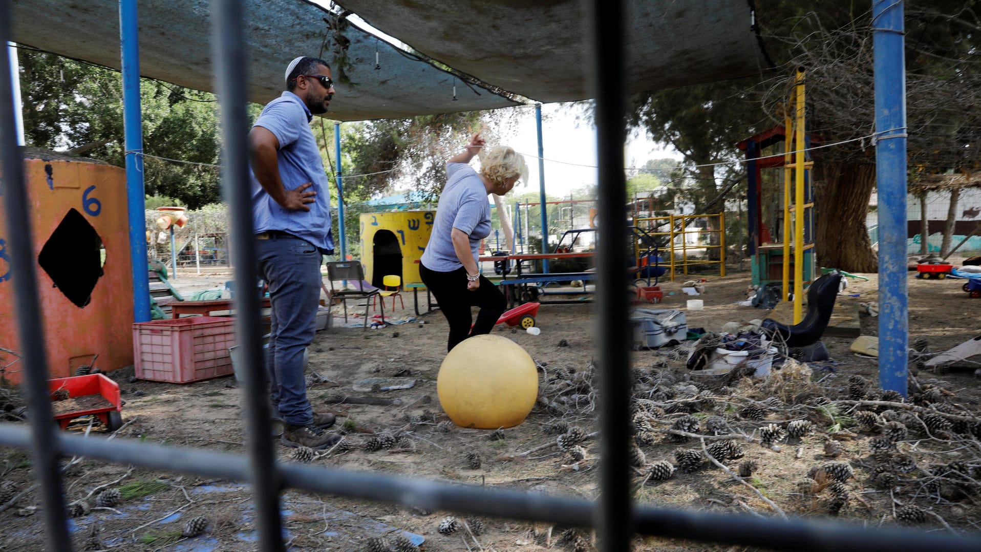 Menschen stehen im Hof eines Kindergartens: Militante Palästinenser feuern Mörsergranaten auf Israel und verfehlen nur knapp einen Kindergarten. Menschen stehen im Hof eines Kindergartens: Militante Palästinenser feuern Mörsergranaten auf Israel und verfehlen nur knapp einen Kindergarten.