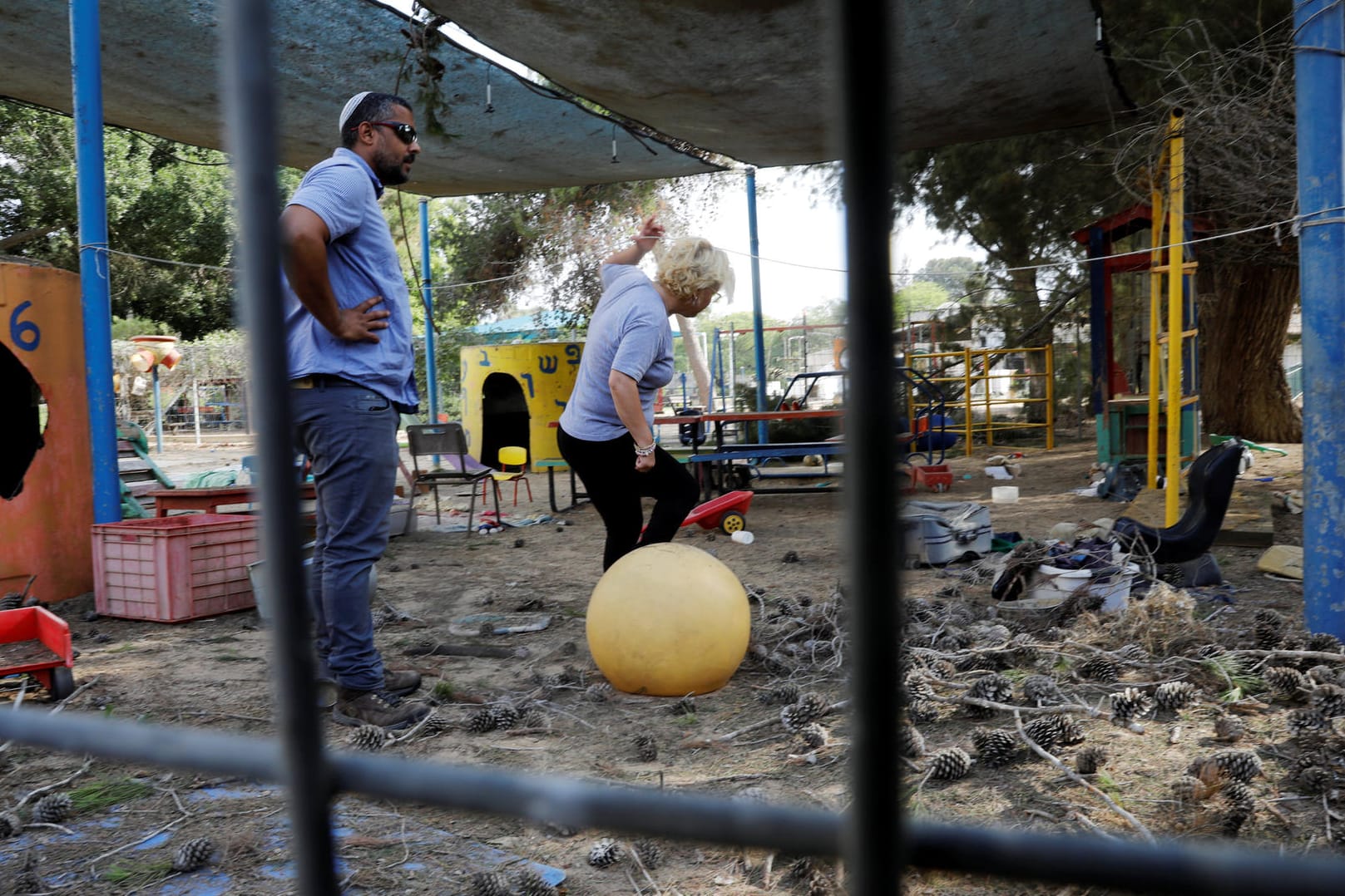 Menschen stehen im Hof eines Kindergartens: Militante Palästinenser feuern Mörsergranaten auf Israel und verfehlen nur knapp einen Kindergarten.