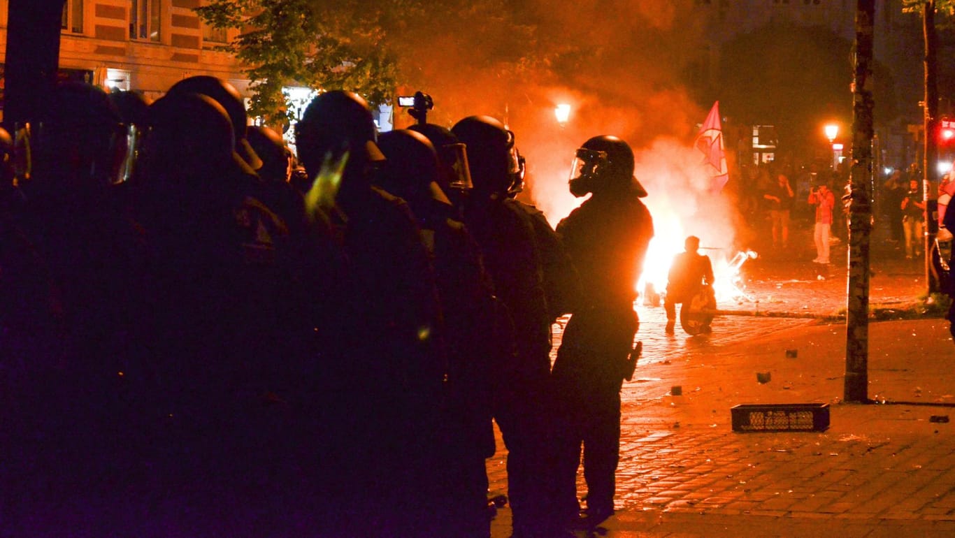 Brennende Barrikaden: Beim G20-Gipfel in Hamburg vor einem Jahr kam es zu massiven Ausschreitungen.