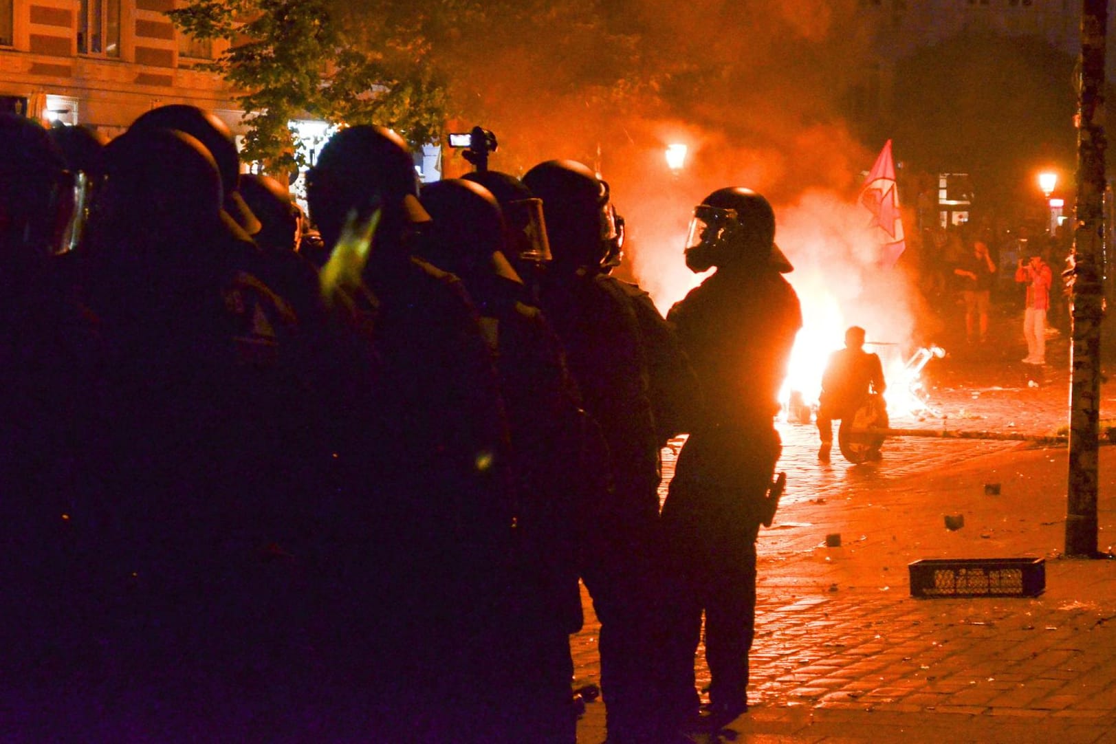 Brennende Barrikaden: Beim G20-Gipfel in Hamburg vor einem Jahr kam es zu massiven Ausschreitungen.