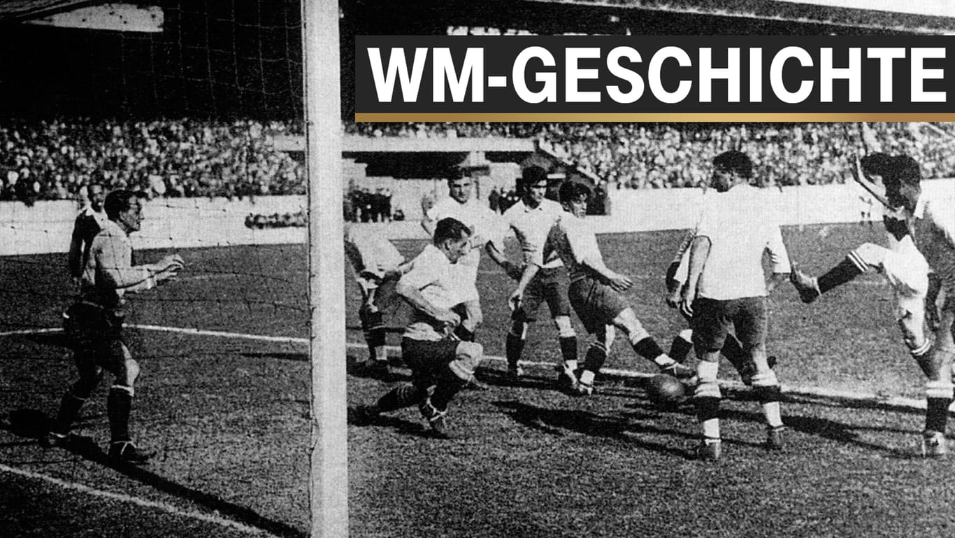 Strafraumszene aus dem ersten WM Finale 1930: Die Urus in dunklen Hosen feiern nach einem 4:2 gegen Argentinien den Titel.