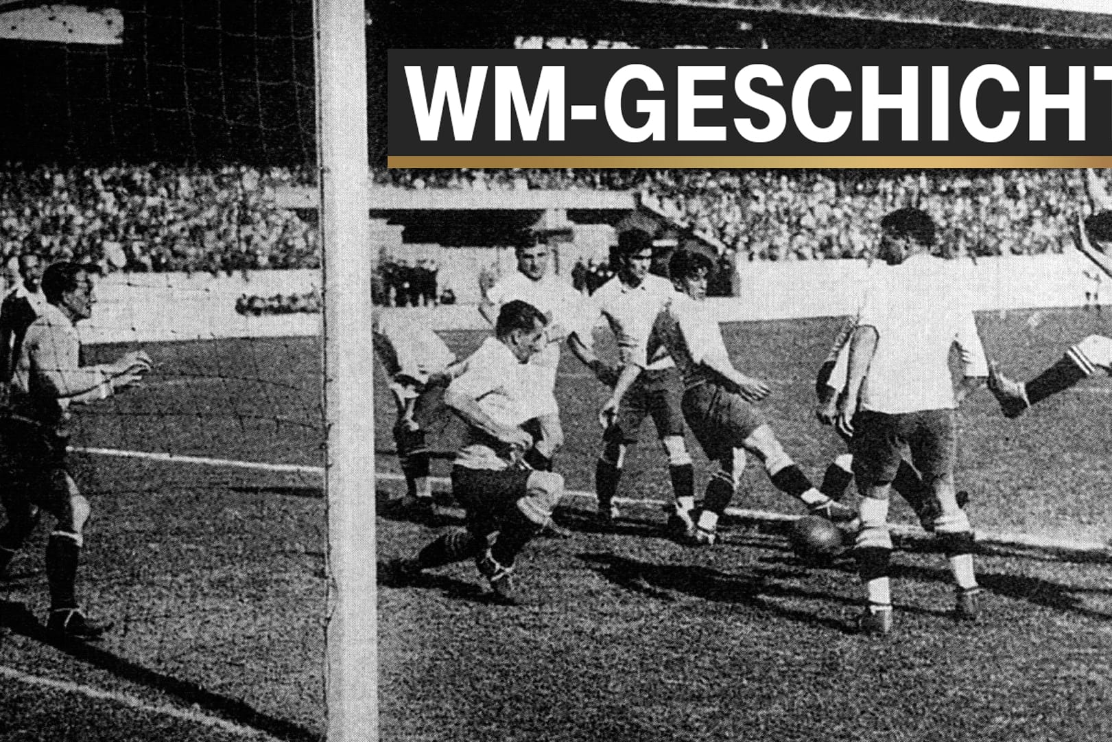 Strafraumszene aus dem ersten WM Finale 1930: Die Urus in dunklen Hosen feiern nach einem 4:2 gegen Argentinien den Titel.