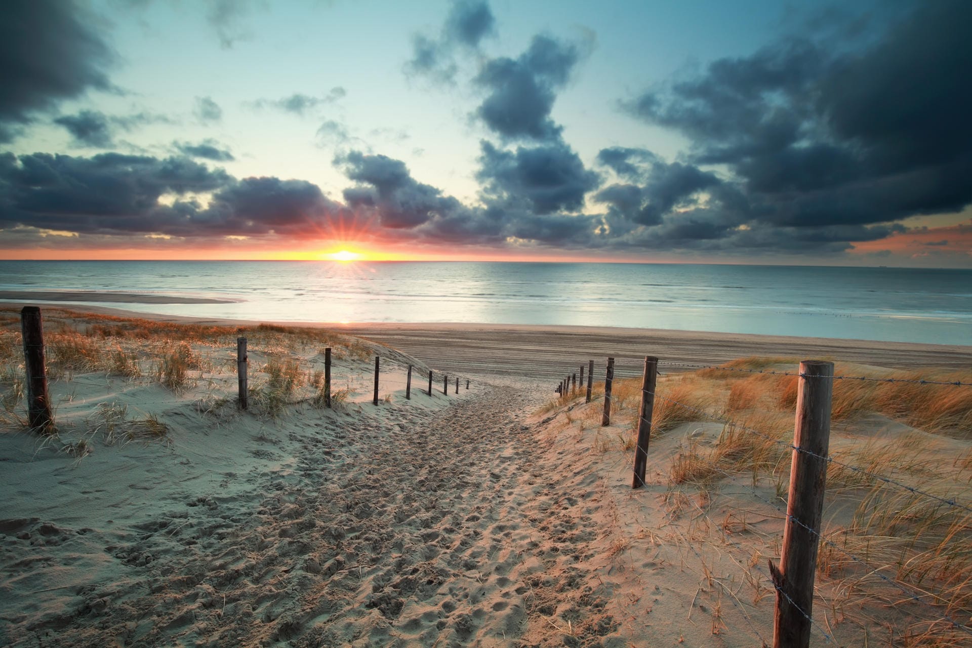 Sonneuntergang am Strand, Niederlande