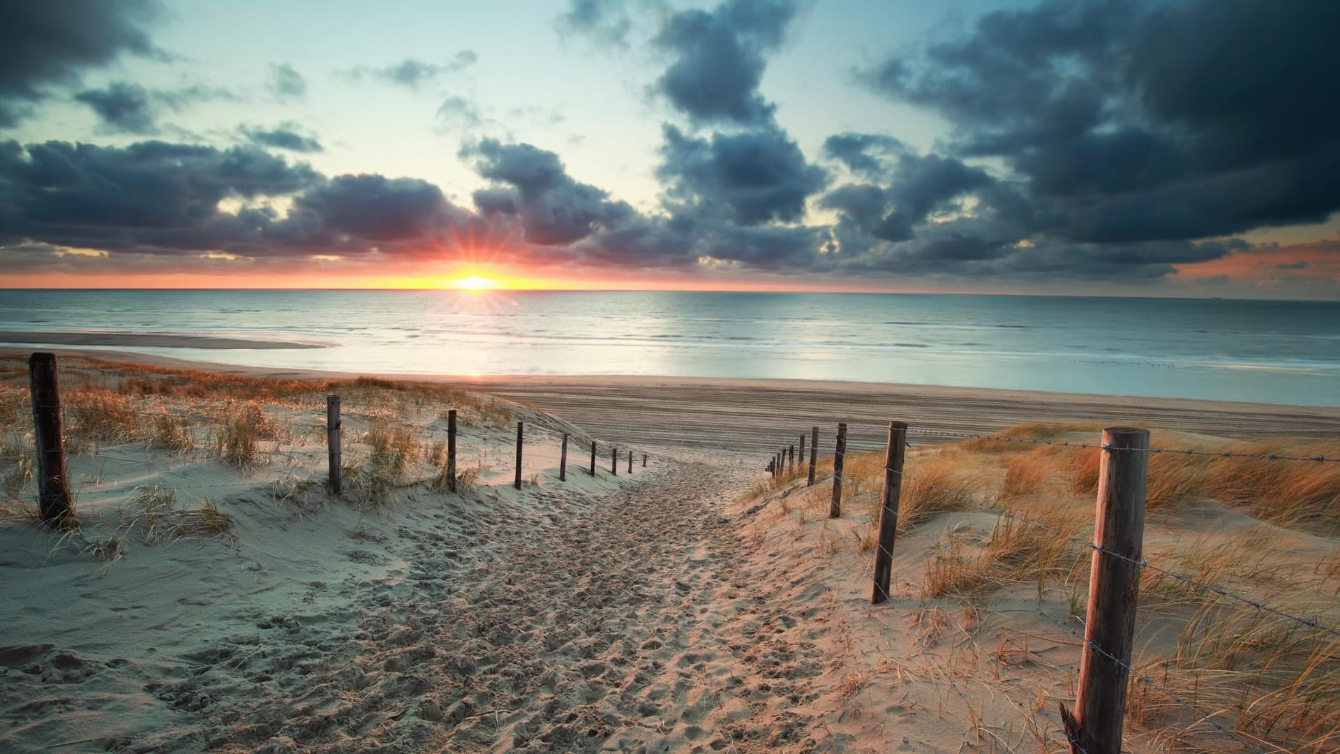 Sonneuntergang am Strand, Niederlande