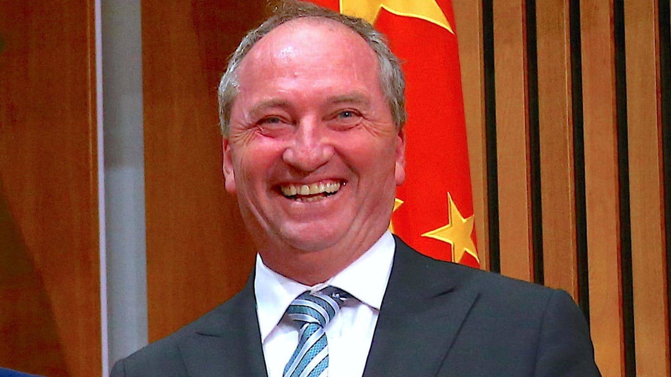 Australiens Ex-Vizeregierungschef Barnaby Joyce lacht awährend einer Zeremonie: Australiens Ex-Vize-Premier verkauft Geschichte über Affäre mit Ex-Mitarbeiterin.
