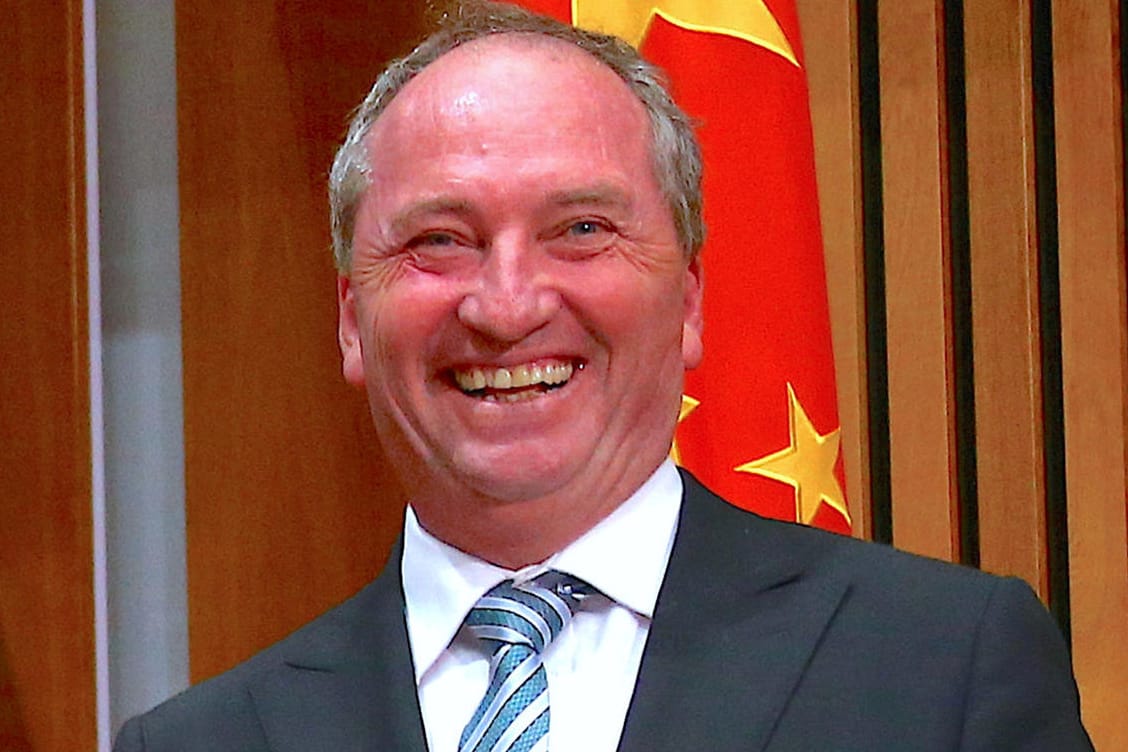 Australiens Ex-Vizeregierungschef Barnaby Joyce lacht awährend einer Zeremonie: Australiens Ex-Vize-Premier verkauft Geschichte über Affäre mit Ex-Mitarbeiterin.