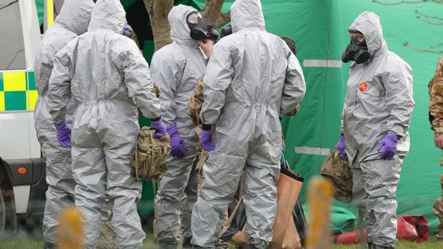 Soldaten tragen Schutzanzüge während der Ermittlungen zur Vergiftung des Ex-Doppelagent Skripal und dessen Tochter. Soldaten tragen Schutzanzüge während der Ermittlungen zur Vergiftung des Ex-Doppelagent Skripal und dessen Tochter.