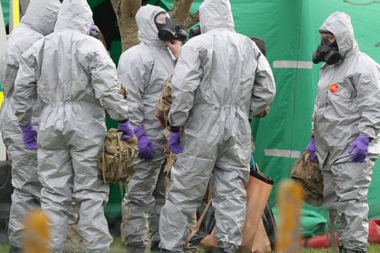 Soldaten tragen Schutzanzüge während der Ermittlungen zur Vergiftung des Ex-Doppelagent Skripal und dessen Tochter.