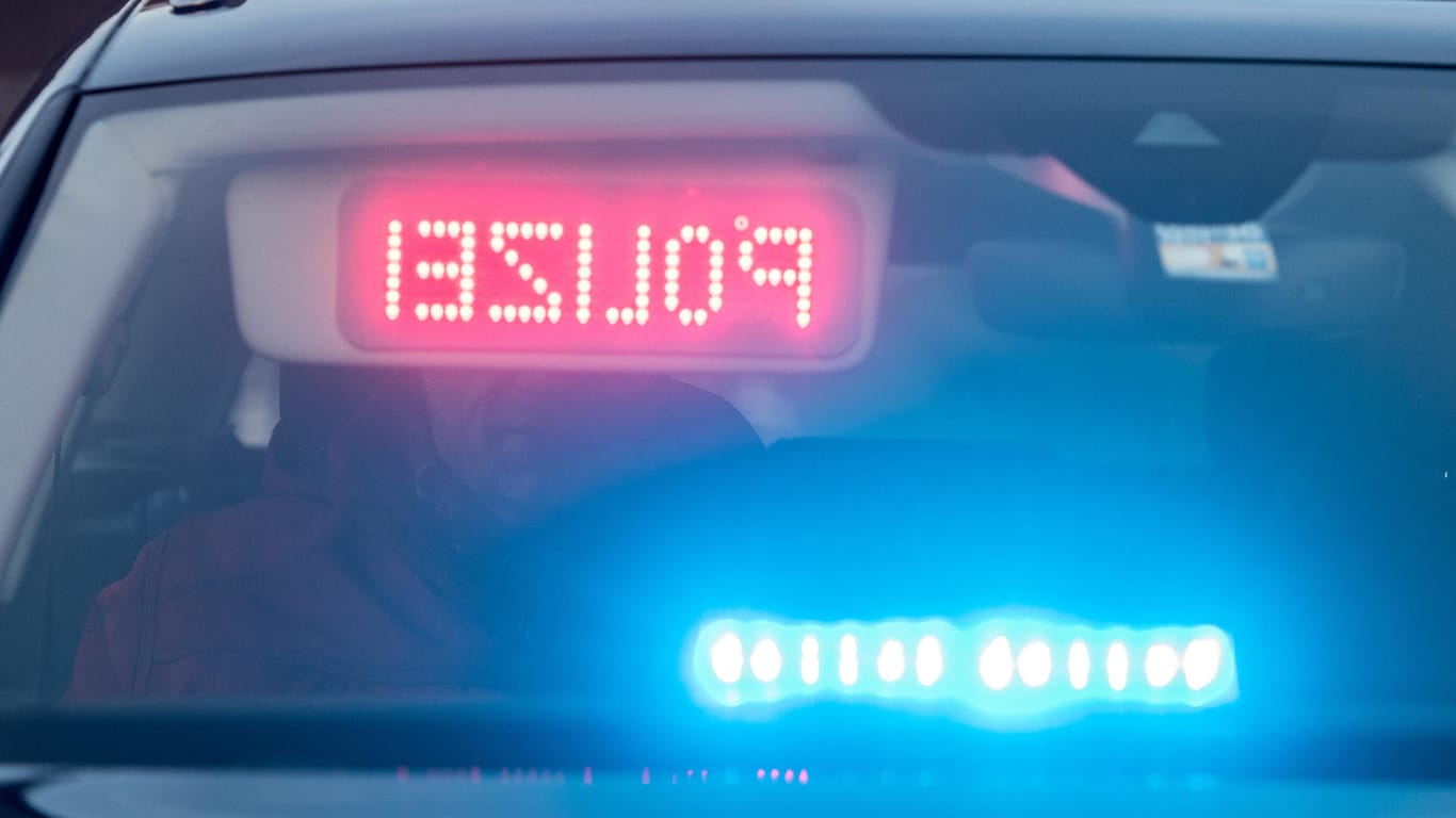 Ein Warndisplay der Polizei in einem Auto: In Berlin ist die Leiche einer 30-Jährigen gefunden worden.