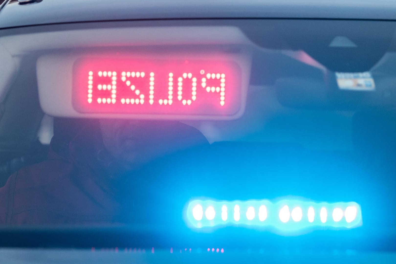 Ein Warndisplay der Polizei in einem Auto: In Berlin ist die Leiche einer 30-Jährigen gefunden worden.