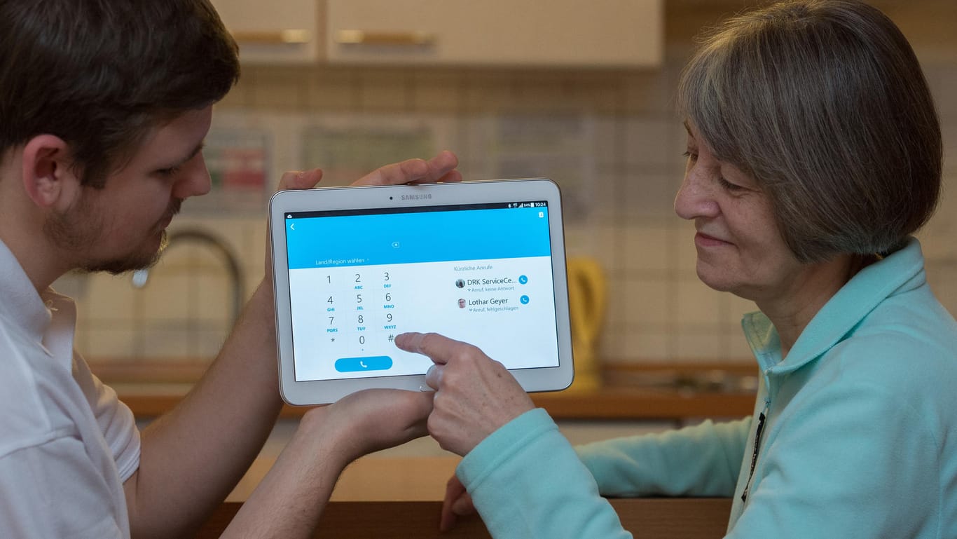 Ein FSJ-ler mit einer Seniorin an einem Tablet: Support aus dem Umfeld ist besonders wichtig.