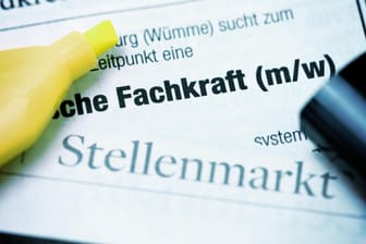 Stellenanzeigen in einer Zeitung: Durch einen Boom am Arbeitsmarkt sinkt die Zahl der Existenzgründer auf ein Rekordtief.