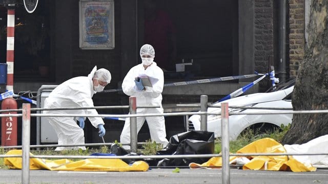 Polizisten am Tatort im belgischen Lüttich.