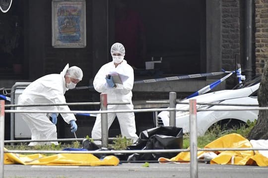 Polizisten am Tatort im belgischen Lüttich.