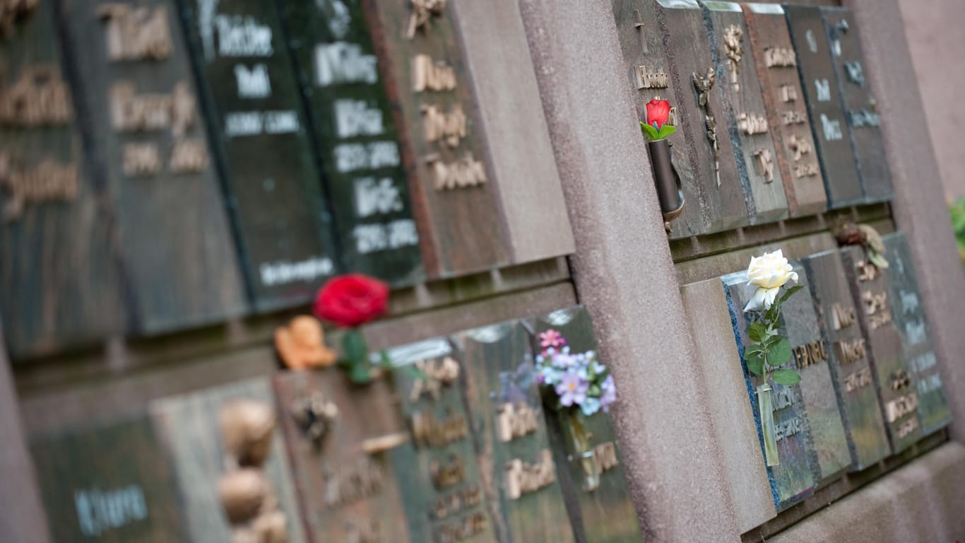 Urnengräber auf einem evangelischen Friedhof: Unbekannte klauen Urne samt Asche aus Grab.