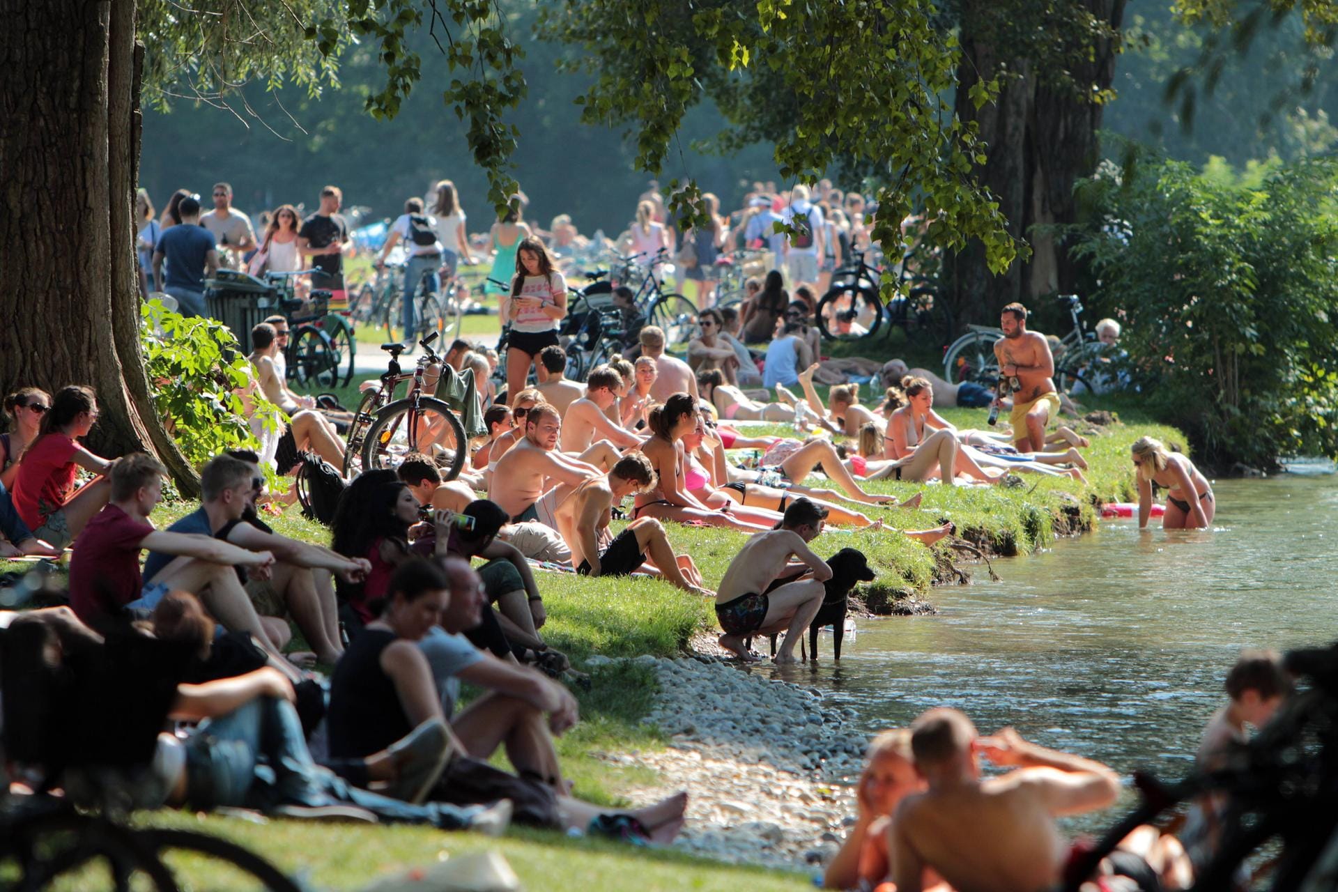 Tropische Hitze in Deutschland: Am Dienstag klettert das Thermometer auf bis zu 33 Grad.