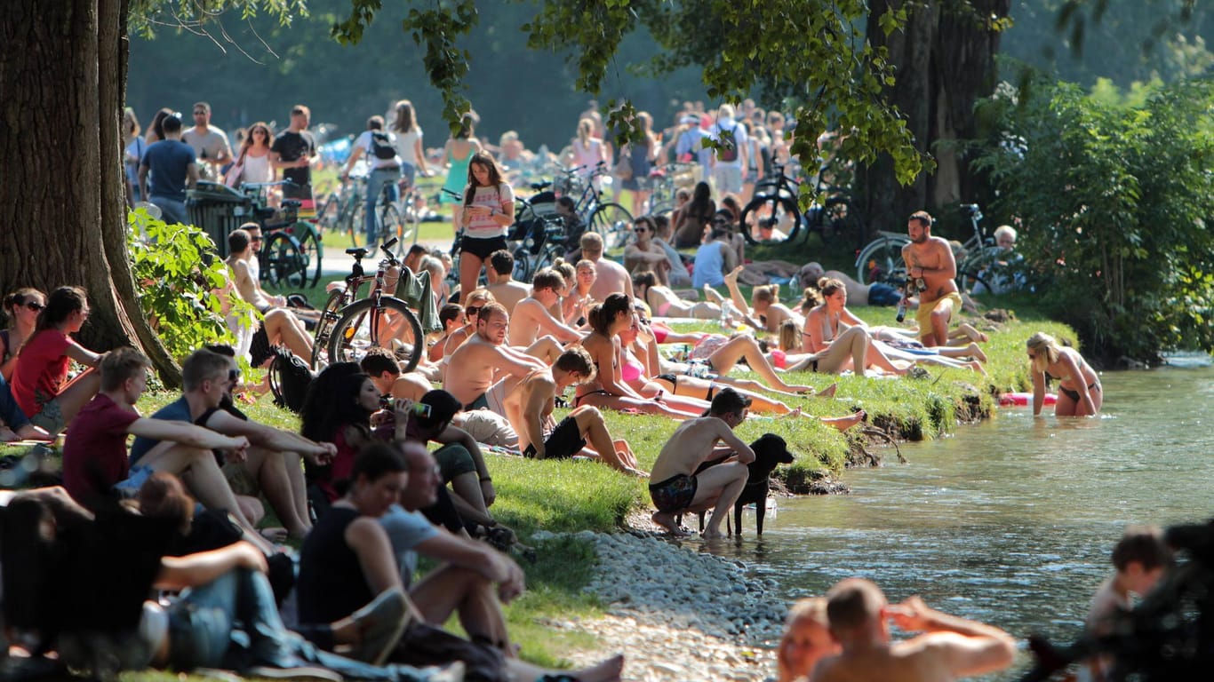 Tropische Hitze in Deutschland: Am Dienstag klettert das Thermometer auf bis zu 33 Grad.