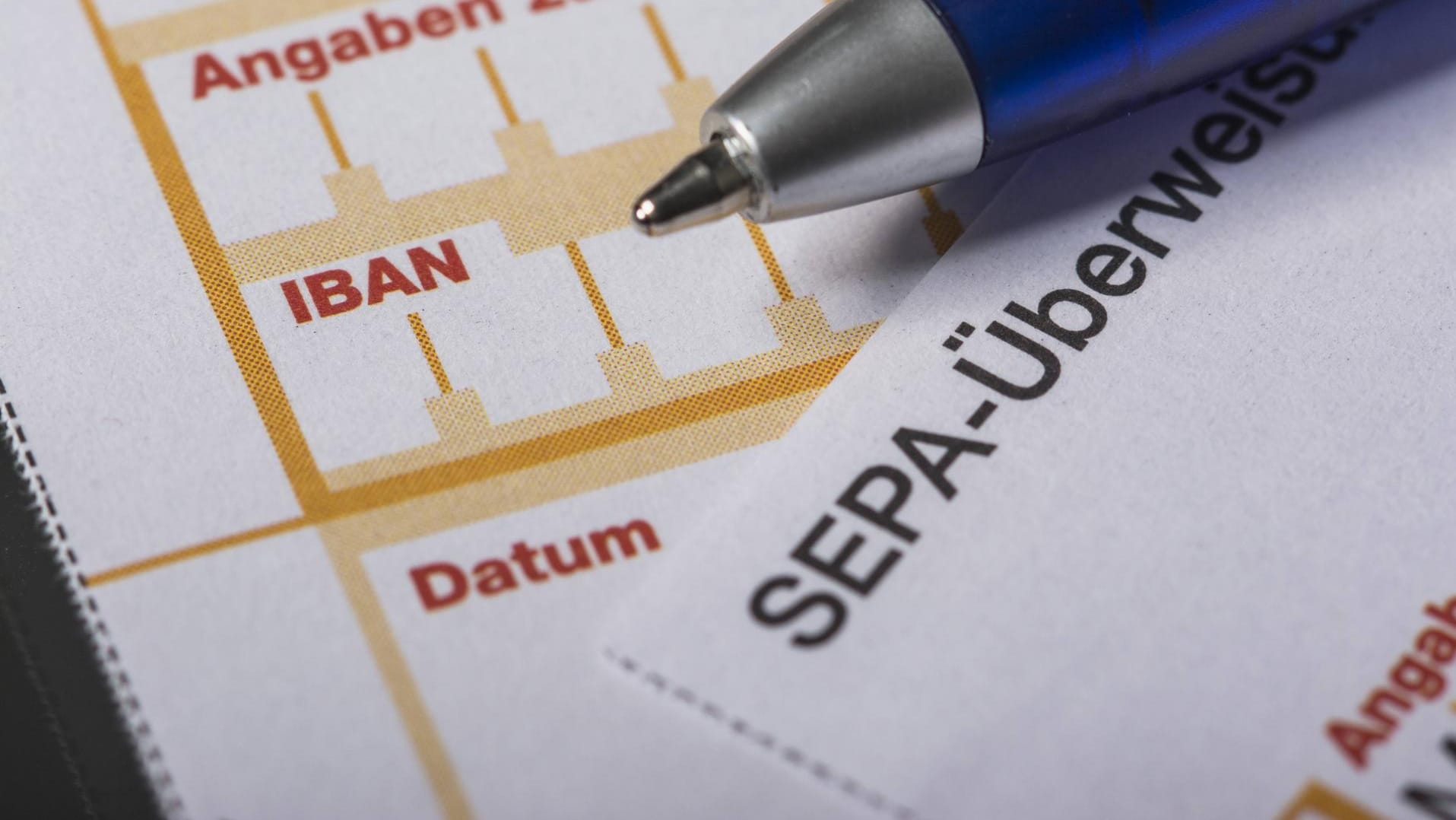 Finanzlastschrift per Sepa-Überweisung auf einem Formularvordruck mit Angabe von IBAN Finanzlastschrift per Sepa-Überweisung auf einem Formularvordruck mit Angabe von IBAN