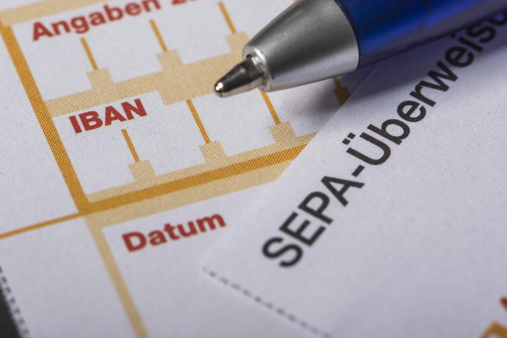 Finanzlastschrift per Sepa-Überweisung auf einem Formularvordruck mit Angabe von IBAN Finanzlastschrift per Sepa-Überweisung auf einem Formularvordruck mit Angabe von IBAN