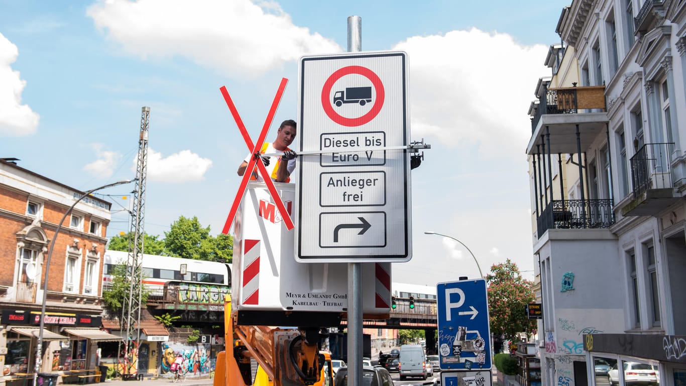 Die Fahrverbotsschilder in Hamburg hängen schon: Ab 31. Mai gelten auf einzelnen Straßen Verbote für Diesel. Die Debatte wird zu ideologisch geführt, kritisiert Kolumnistin Ursula Weidenfeld.