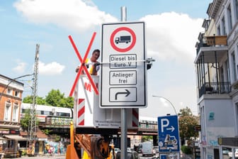 Die Fahrverbotsschilder in Hamburg hängen schon: Ab 31. Mai gelten auf einzelnen Straßen Verbote für Diesel. Die Debatte wird zu ideologisch geführt, kritisiert Kolumnistin Ursula Weidenfeld.
