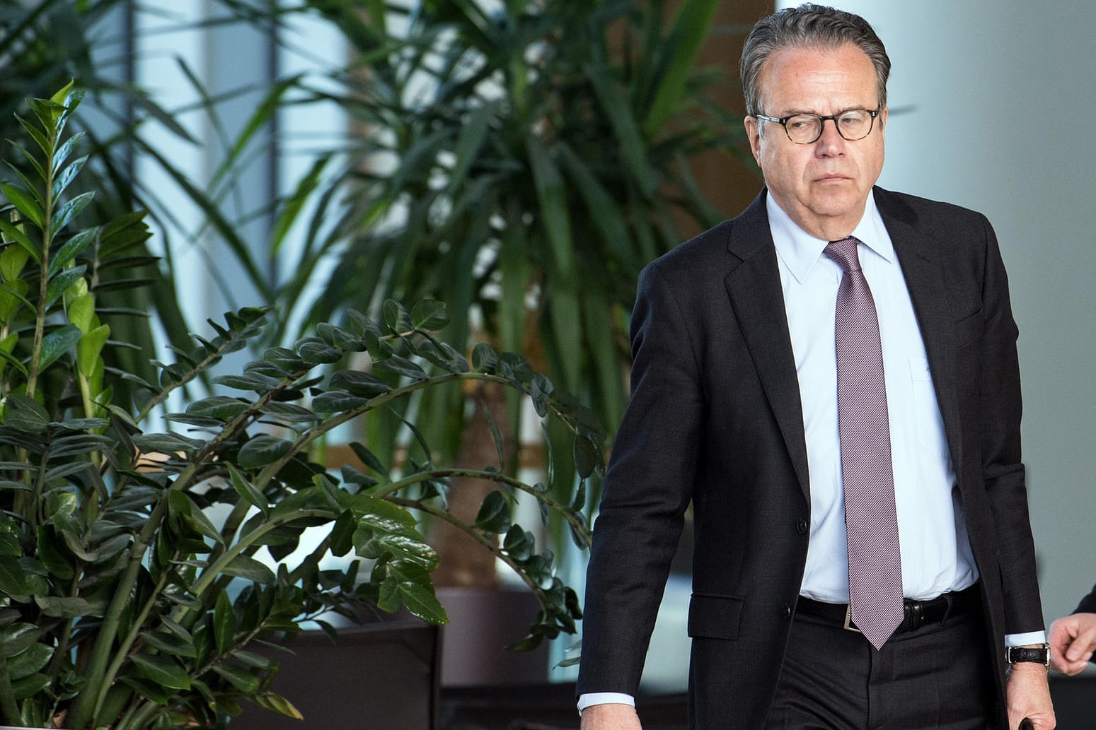 Frank-Jürgen Weise im Düsseldorfer Landtag. Der Ex-Chef des Bamf hat in einem Medienbericht eine Überforderung seiner Behörde zugeben. Nur weil man Fehler in Kauf genommen habe, konnte man die Flut an Flüchtlingsanträgen überhaupt bewältigen.