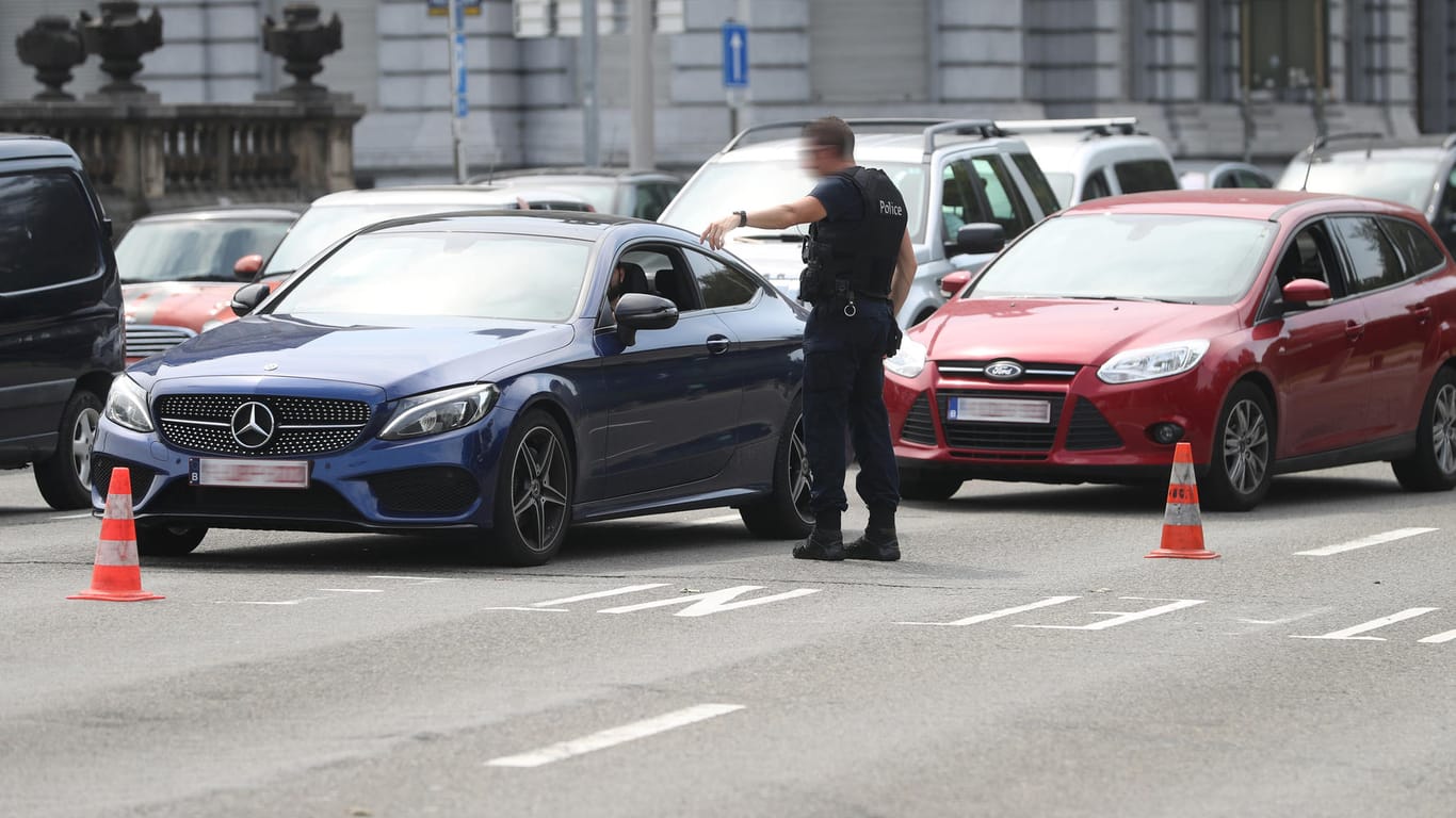 Lüttich: Polizisten leiten den Verkehr um, nachdem in der Nähe bei einer Geiselnahme Schüsse gefallen sind. Bei der Geiselnahme sind drei Menschen gestorben, darunter auch zwei Polizisten.